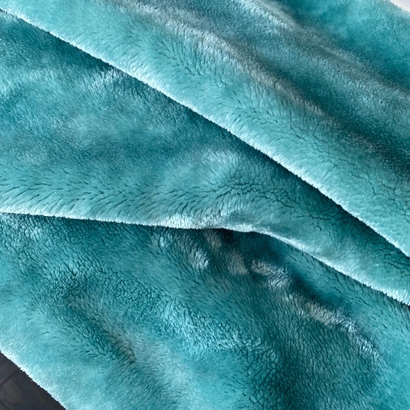 Superior Wrinkle Resistant Plush Throw, 51’’x 73’’ - Picture 2 of 8